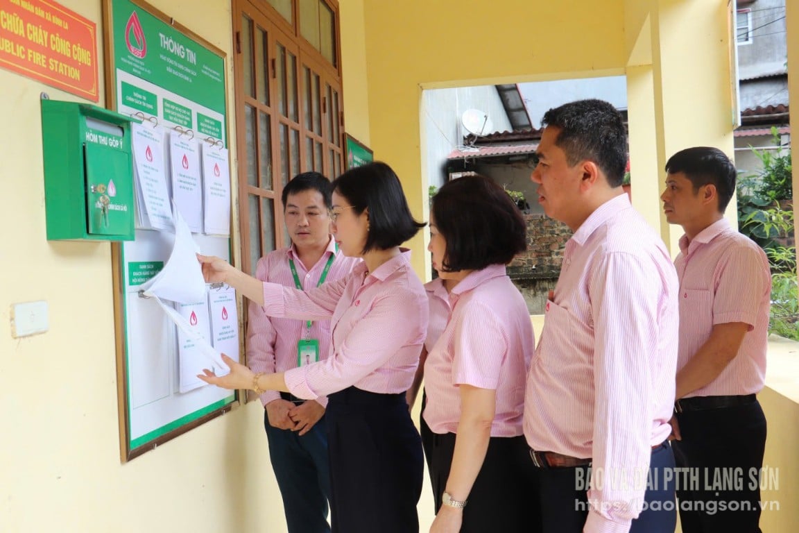 Đoàn kiểm tra của NHCSXH Trung ương kiểm tra bảng công khai thông tin tín dụng chính sách xã hội tại Điểm giao dịch Bình La