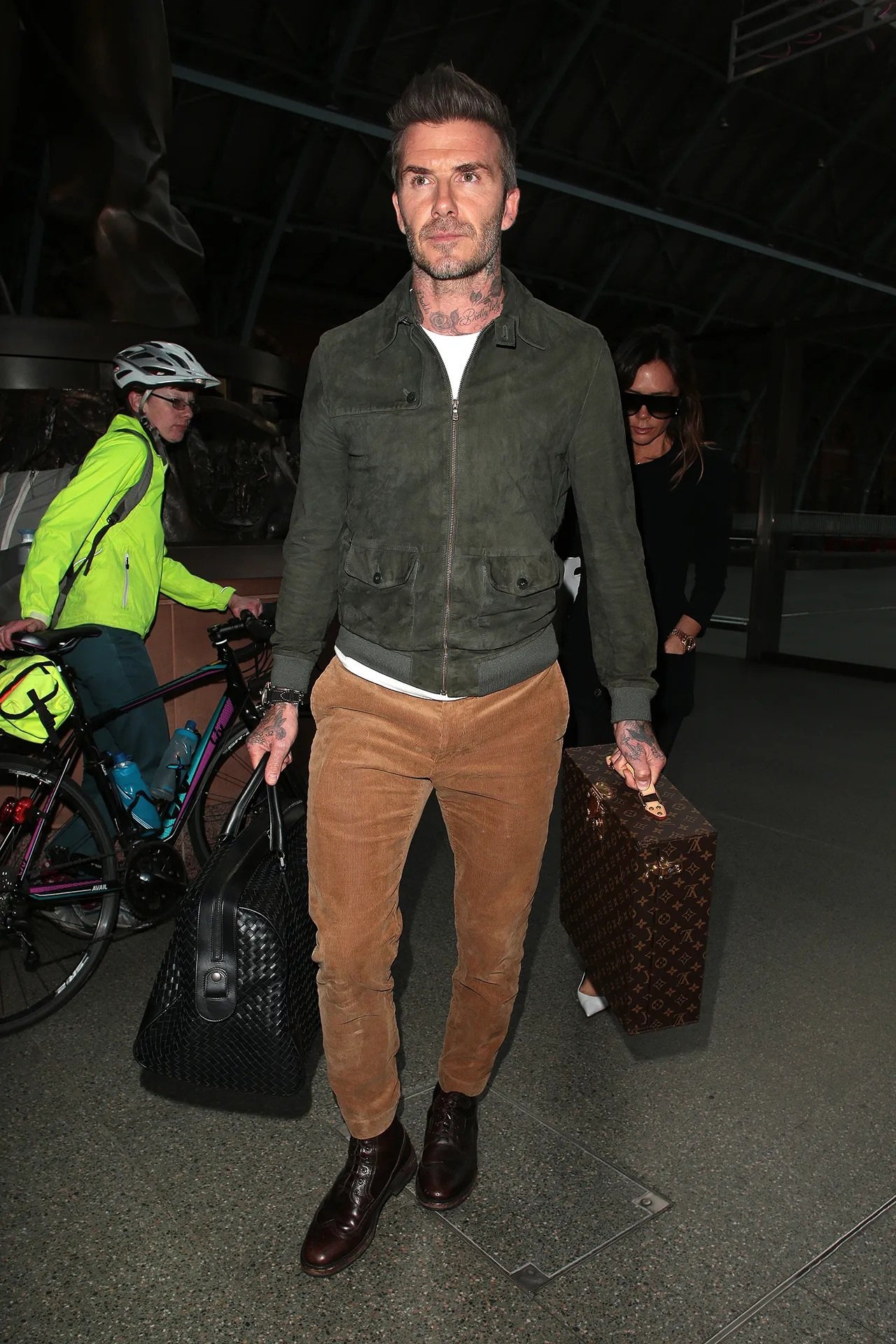 David Beckham thích xuống phố với túi hàng hiệu cỡ khủng, có giá đắt đỏ - 5