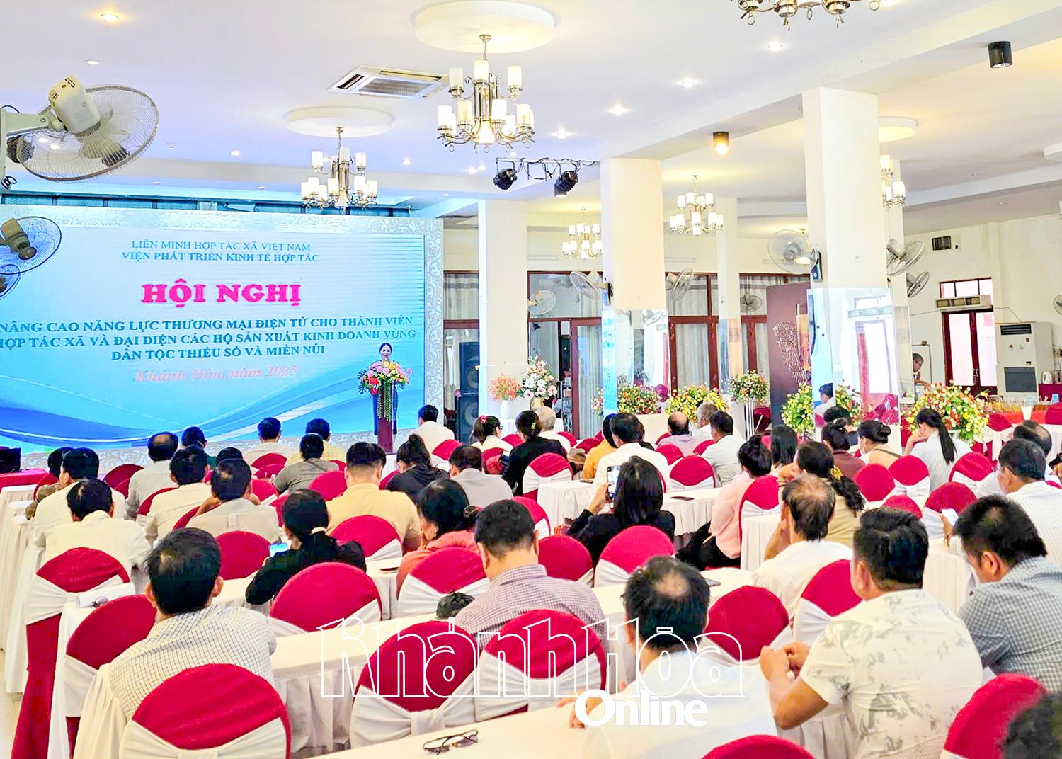 Các học viên tham dự lớp tập huấn.