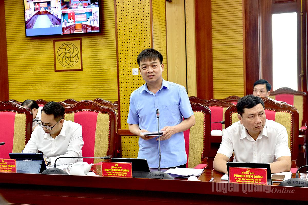  Trưởng ban Tổ chức Tỉnh ủy Nguyễn Hưng Vượng phát biểu tại hội nghị.
