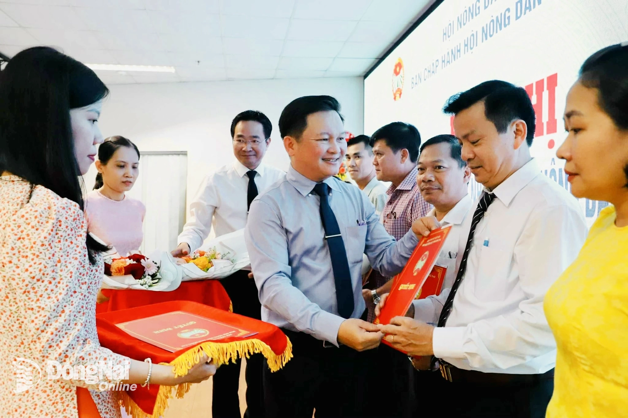 Đồng chí Nguyễn Hữu Nguyên, Tỉnh ủy viên, Phó chủ tịch Ủy ban MTTQ Việt Nam tỉnh, Chủ tịch Hội Nông dân tỉnh trao quyết định thành lập 95 hội nông dân cơ sở trên địa bàn tỉnh. Ảnh: B.Nguyên