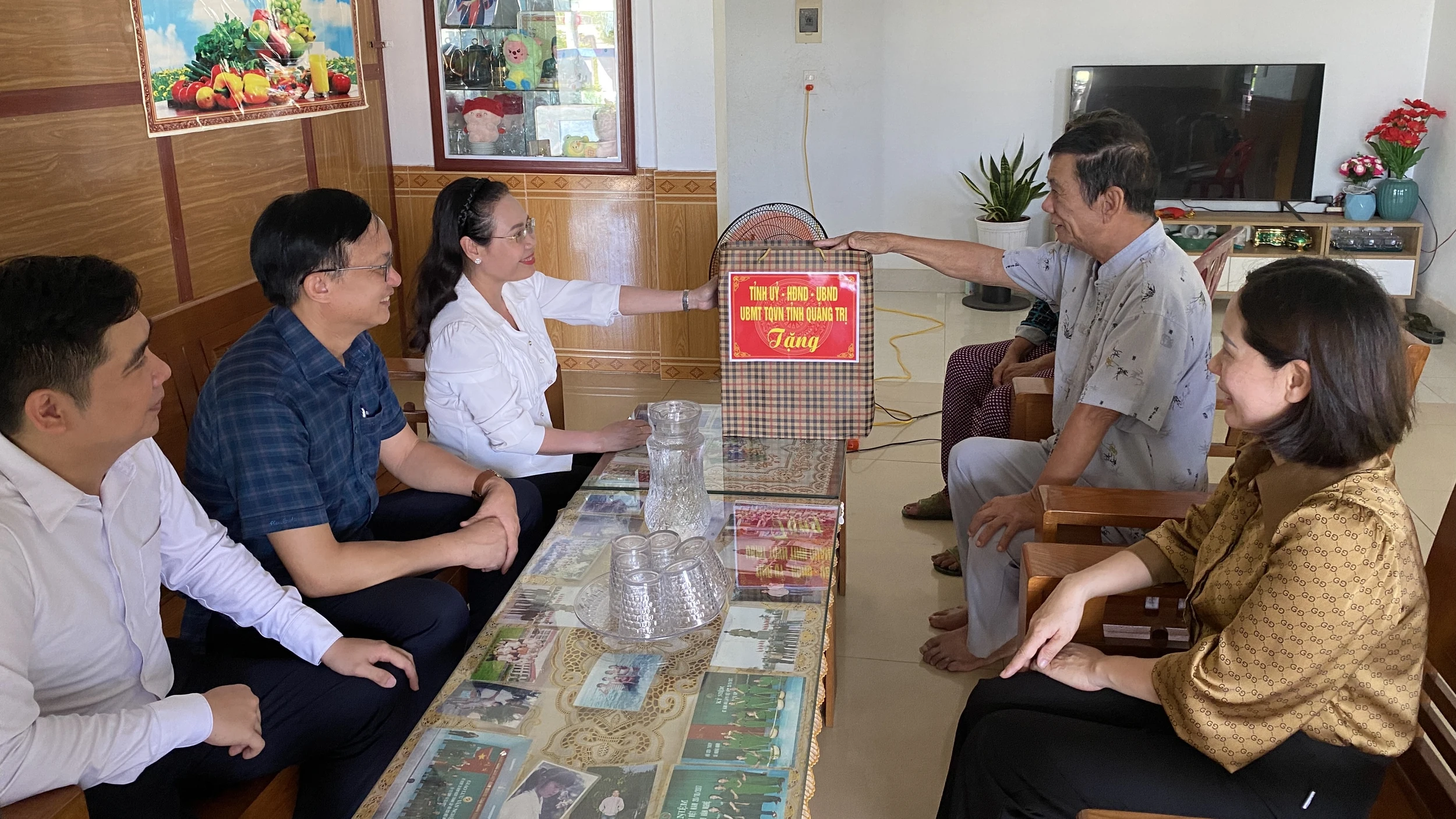 Lãnh đạo tỉnh thăm, tặng quà gia đình chính sách, người có công