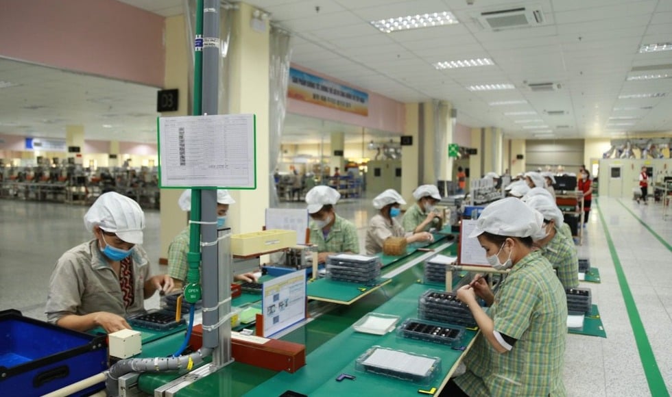Công nhân trong dây chuyền sản xuất tại khu công nghiệp của tỉnh Bắc Ninh.