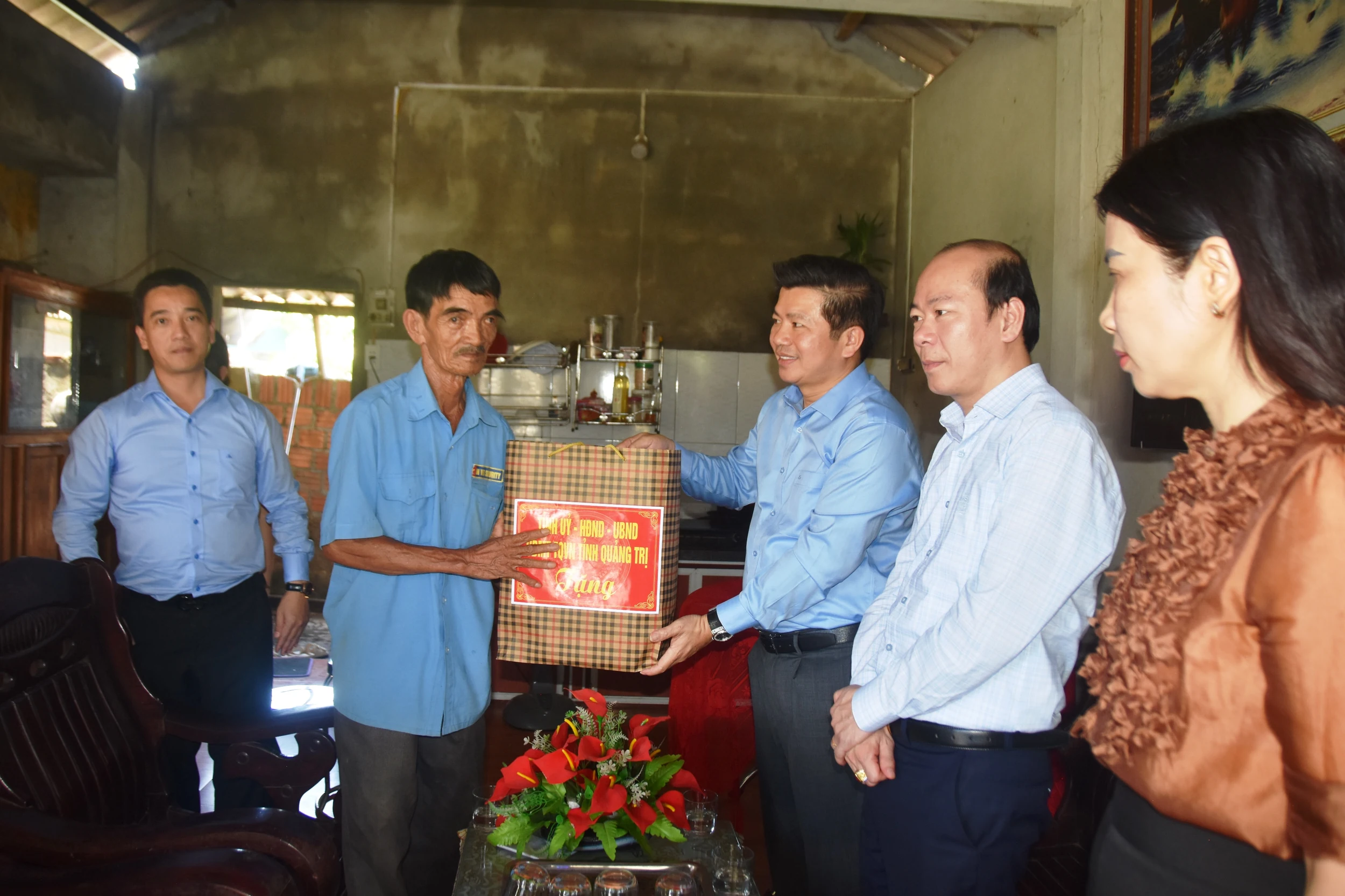 Lãnh đạo tỉnh thăm, tặng quà các gia đình chính sách