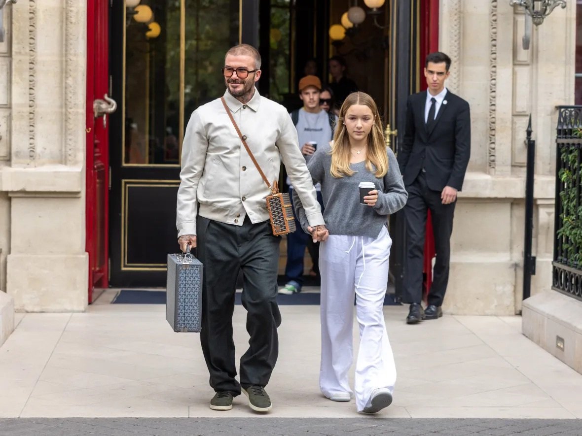 David Beckham thích xuống phố với túi hàng hiệu cỡ khủng, có giá đắt đỏ - 9