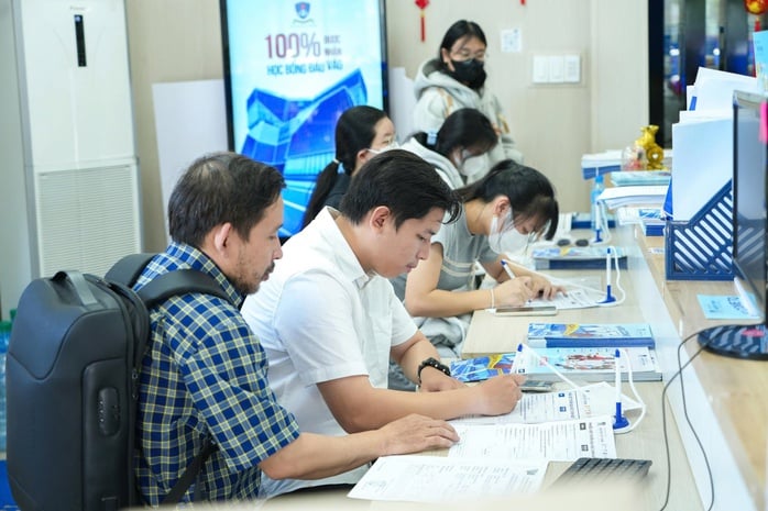 Nhiều trường ĐH công bố điểm sàn xét tuyển thấp bất ngờ- Ảnh 1.
