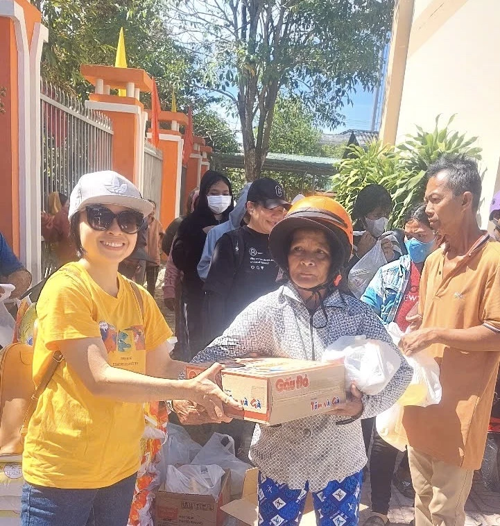 Mạnh thường quân tặng quà cho phụ nữ xã Khánh Vĩnh.