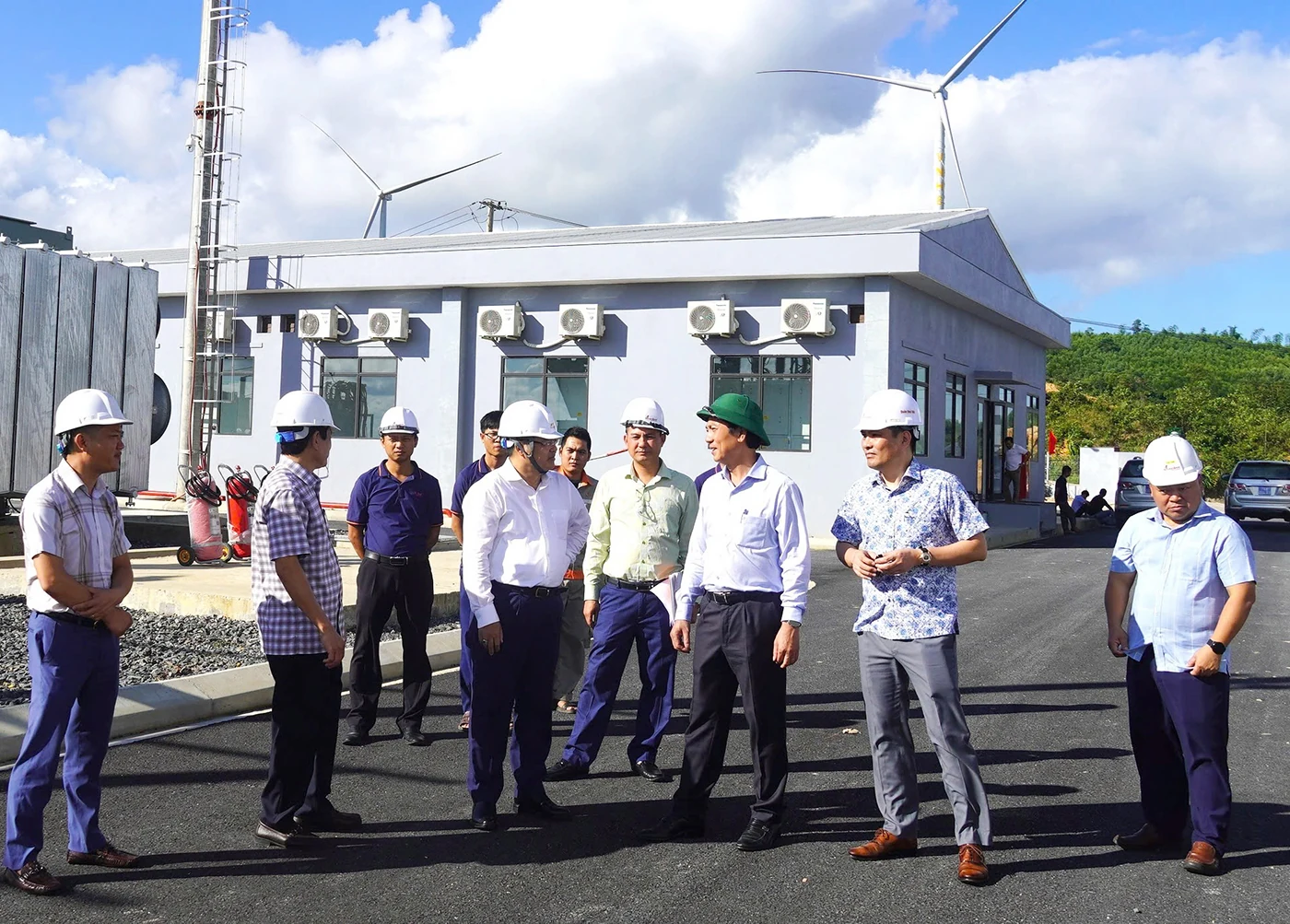 Phó Chủ tịch Thường trực UBND tỉnh Hoàng Nam kiểm tra vận hành thử nghiệm Nhà máy điện gió Hải Anh