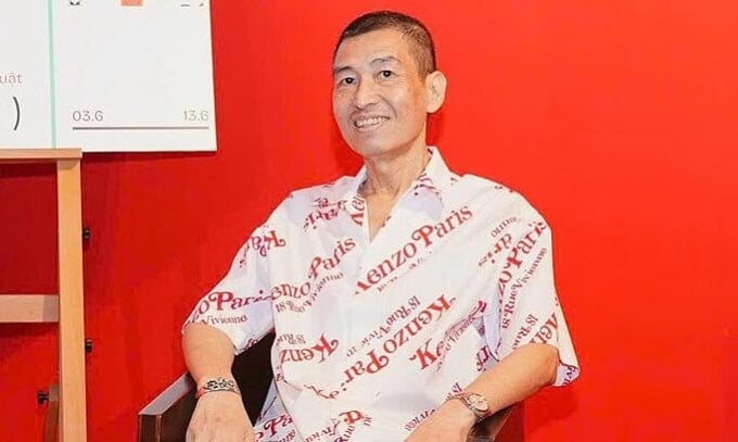 វិចិត្រករ Le Thiet Cuong Le Thiet Cuong ក្នុងព្រឹត្តិការណ៍ឧទ្ទេសនាមសៀវភៅ Talking with Painting។ រូបថត៖ តួអក្សរដែលបានផ្តល់ឱ្យ