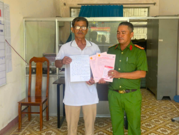 Nhặt được gần 150 triệu đồng, người dân nhờ Công an xã tìm trao lại cho người đánh rơi -0