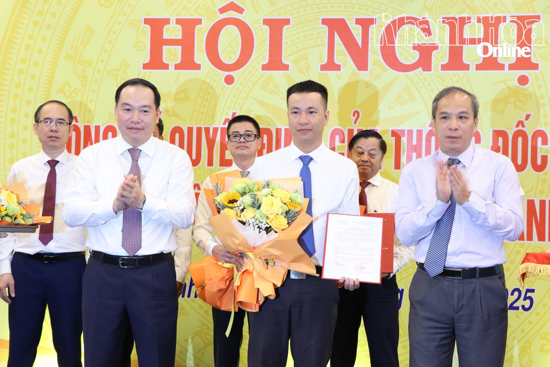 Lãnh đạo Tỉnh uỷ Khánh Hòa và Ngân hàng Nhà nước Việt Nam trao quyết định, tặng hoa cho cán bộ được điều động, bổ nhiệm quản lý cấp phòng thuộc Ngân hành Nhà nước Chi nhánh khu vực 10.