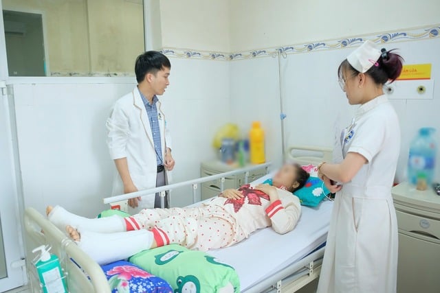 Thang máy rơi tự do khiến một người phụ nữ gãy cột sống - Ảnh 1.