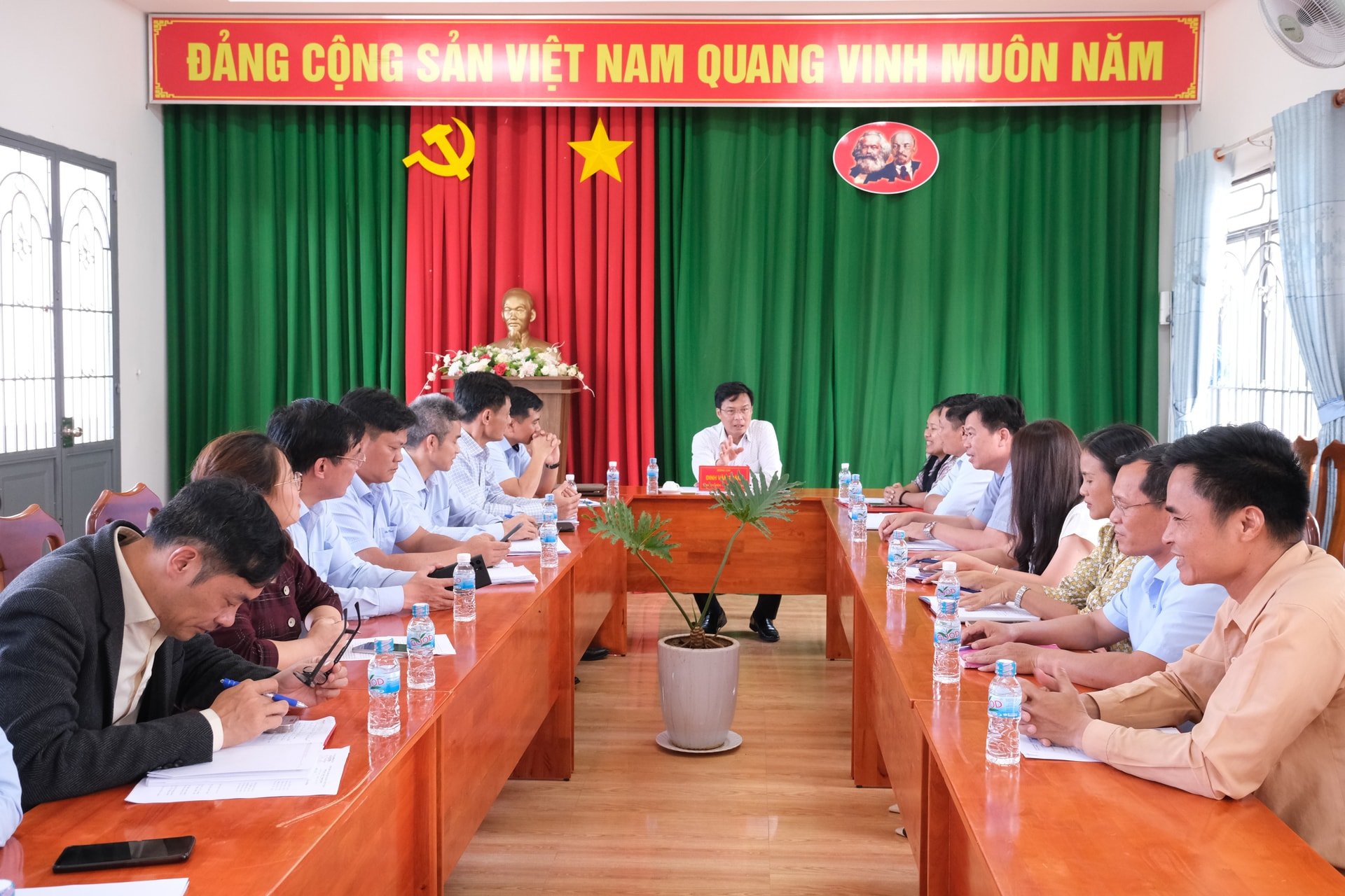 ២ ទិដ្ឋភាពនៃកិច្ចប្រជុំការងាររបស់អនុប្រធានគណៈកម្មាធិការប្រជាជនខេត្ត Dinh Van Tuan ជាមួយគណៈកម្មាធិការប្រជាជនឃុំ Bao Thuan