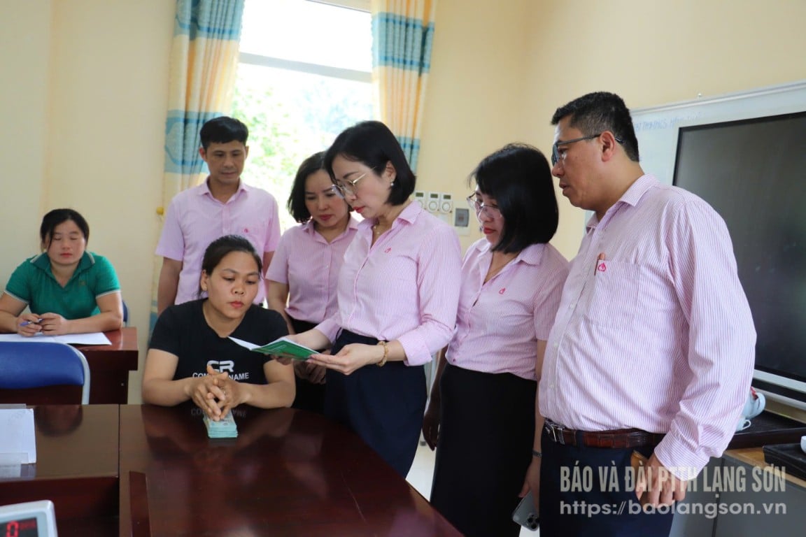 Đoàn kiểm tra của NHCSXH Trung ương kiểm tra sổ vay vốn của người dân tại Điểm giao dịch Hồng Thái