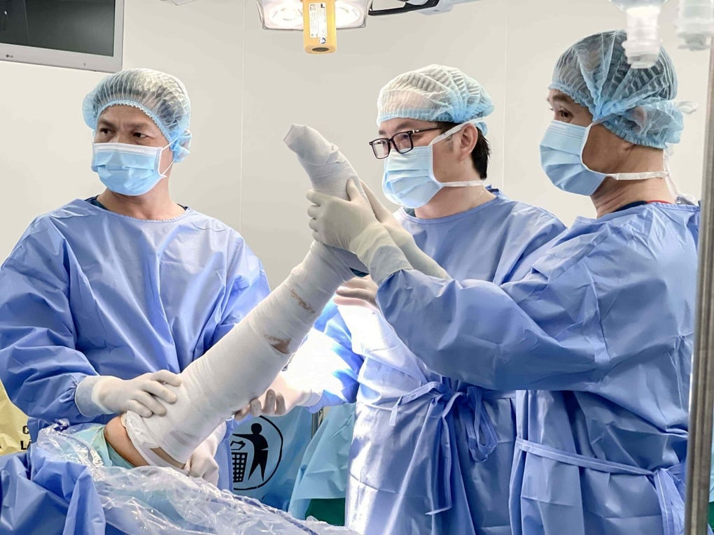 Vinmec Cần Thơ phẫu thuật thành công chấn thương khớp gối do đá bóng - 2