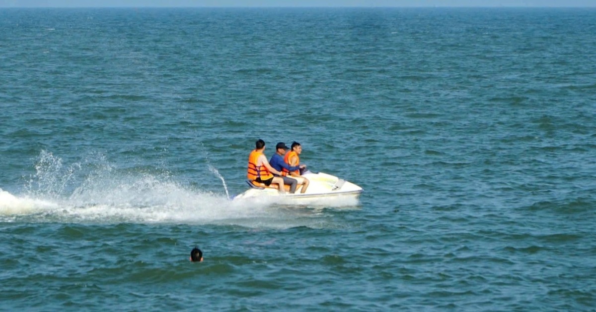 Mô tô nước "nhảy dù” đến biển Sầm Sơn gây mất an toàn cho du khách