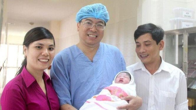 Em bé đầu tiên chào đời nhờ mang thai hộ tại Bệnh viện Trung ương Huế. (Ảnh: Bệnh viện cung cấp)