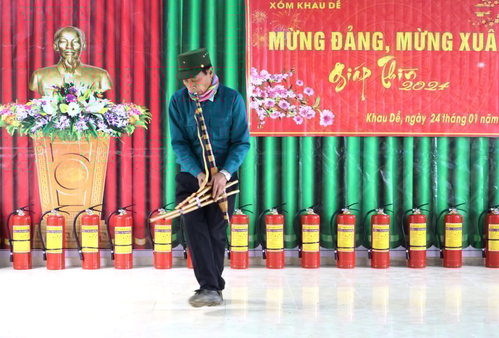 Tiết mục múa khèn truyền thống của dân tộc Mông thể hiện sự dẻo dai, mạnh mẽ và tinh thần gắn kết cộng đồng trong các dịp lễ hội văn hóa.