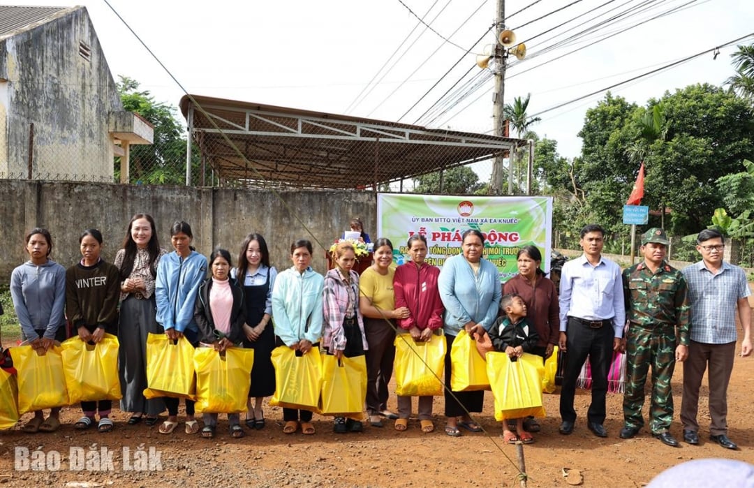 Lãnh đạo các đơn vị và doanh nghiệp tặng quà cho các gia đình khó khăn.