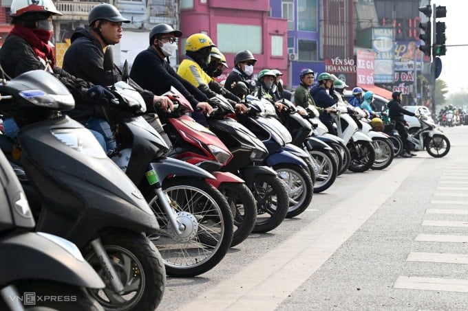 Xe máy dừng đèn đỏ tại khu vực ngã 5 Ô Chợ Dừa, khu vực giáp ranh Vành đai 1 và Vành đai 2. Ảnh: Giang Huy