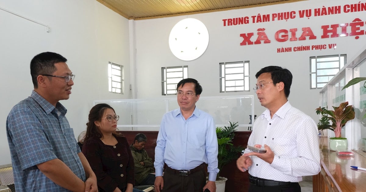 Der stellvertretende Vorsitzende des Volkskomitees der Provinz, Dinh Van Tuan, inspizierte die Funktionsweise des neuen Apparats auf Kommunalebene in den Kommunen.