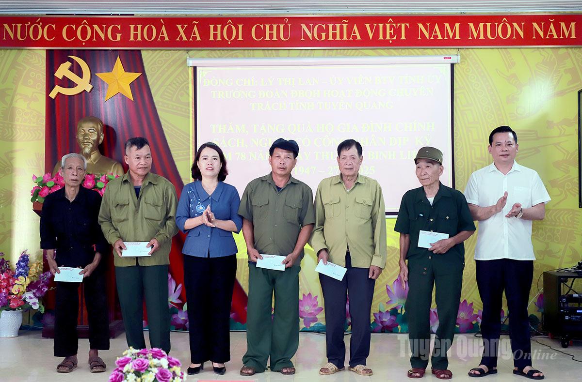 ប្រធានគណៈប្រតិភូរដ្ឋសភាខេត្ត Tuyen Quang លោកស្រី Ly Thi Lan និងក្រុមការងារលេខ១២ ជូនអំណោយដល់គ្រួសារអ្នកទទួលផលគោលនយោបាយ និងជនមានគុណូបការៈក្នុងឃុំ Tung Ba ក្នុងឱកាសរំលឹកខួបអនុស្សាវរីយ៍លើកទី ៧៨ នៃទិវាយុទ្ធជនពិការ និងយុទ្ធជនពលី ថ្ងៃទី ២៧ ខែកក្កដា។ រូបថត៖ Phi Anh