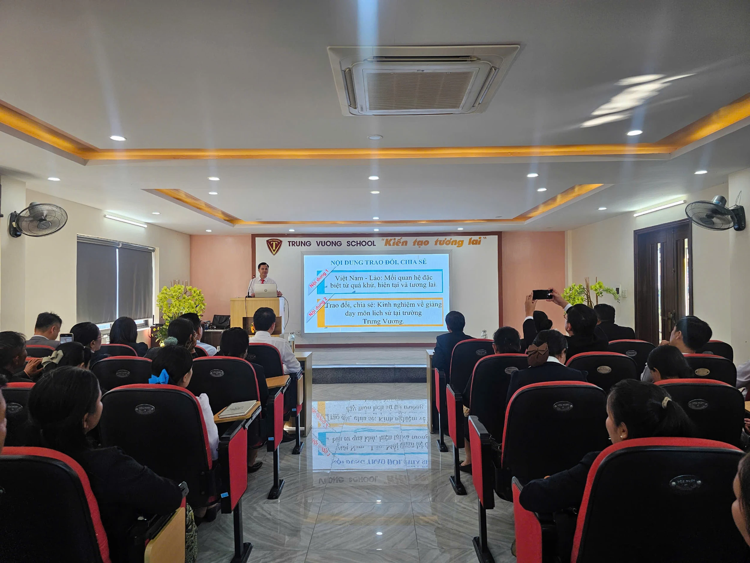 Chia sẻ, trao đổi kinh nghiệm trong giảng dạy môn lịch sử với cán bộ, giáo viên tỉnh Savannakhet (Lào)