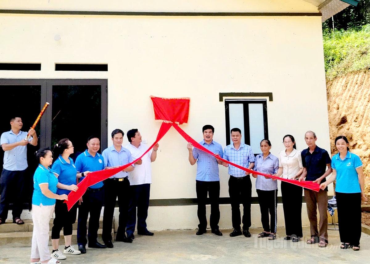 Đại biểu kéo băng khánh thành nhà Đại đoàn kết của gia đình bà Nguyễn Thị Hồng Nguyệt, xã Tân Thanh.