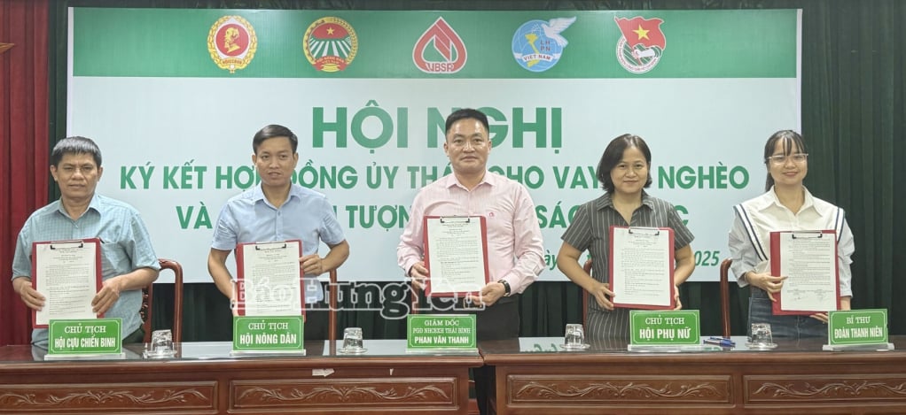 Phòng giao dịch Ngân hàng CSXH Thái Bình ký kết hợp đồng ủy thác cho vay đối với hộ nghèo và các đối tượng chính sách khác với các tổ chức chính trị - xã hội phường Trần Lãm.