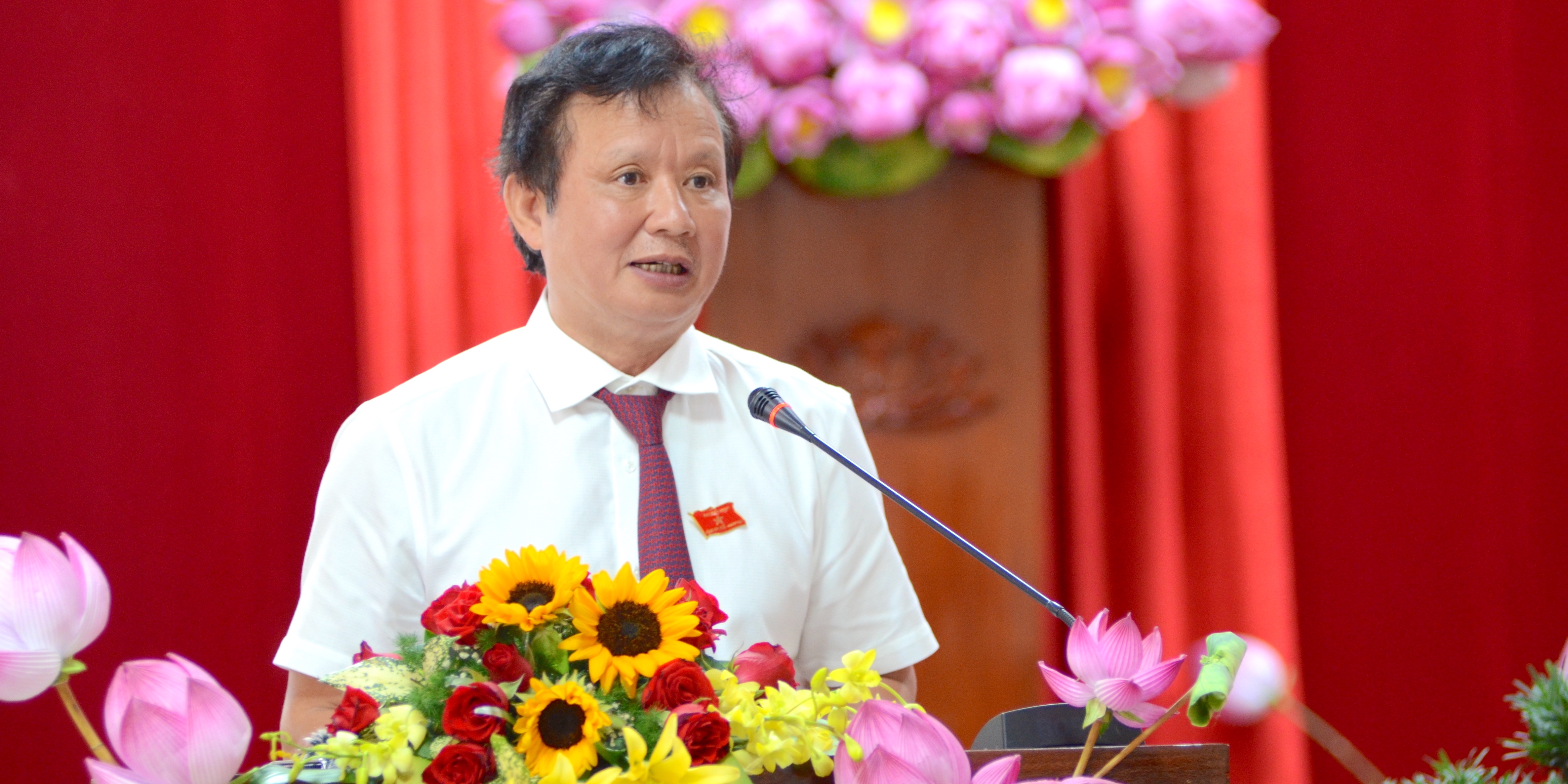 Ban hành nhiều nghị quyết quan trọng, thúc đẩy phát triển toàn diện