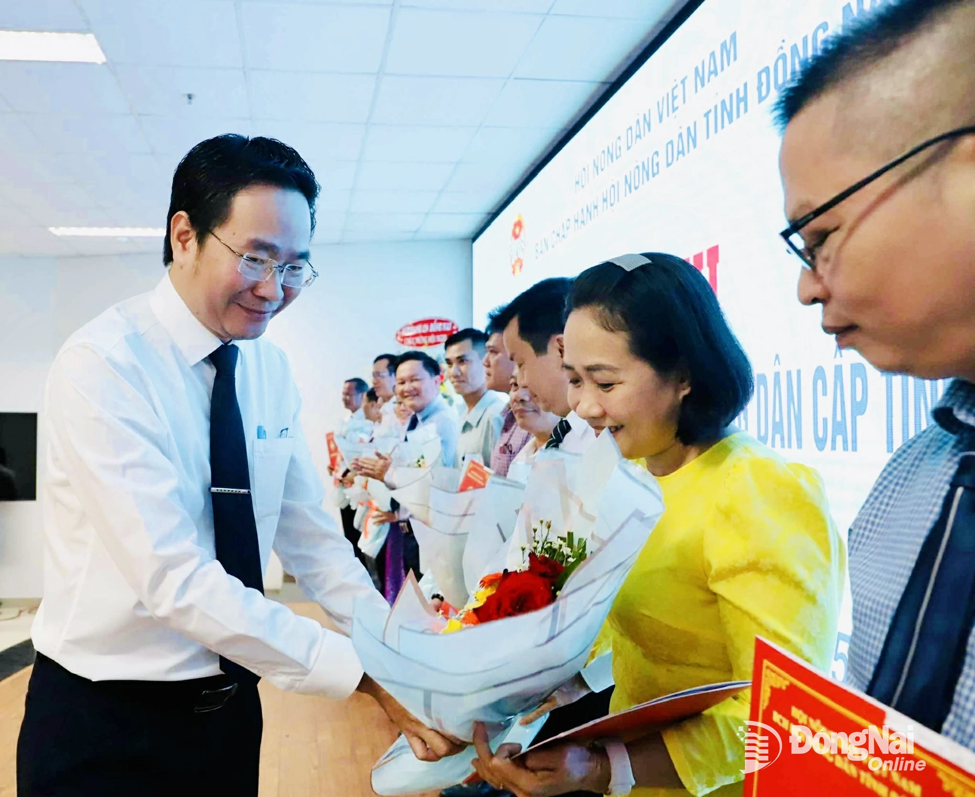 Đồng chí Nguyễn Văn Giang, Phó chủ tịch Hội Nông dân tỉnh tặng hoa chúc mừng chủ tịch hội nông dân các phường, xã trên địa bàn tỉnh. Ảnh: B.Nguyên
