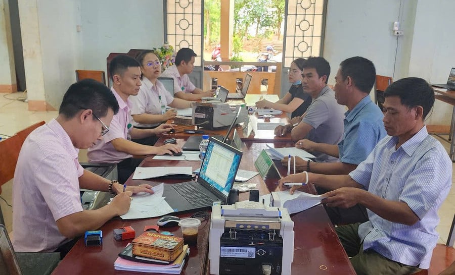 phong-giao-dich-nhcsxh-chu-prong-trien-khai-hoat-dong-cho-vay-anh-td.jpg