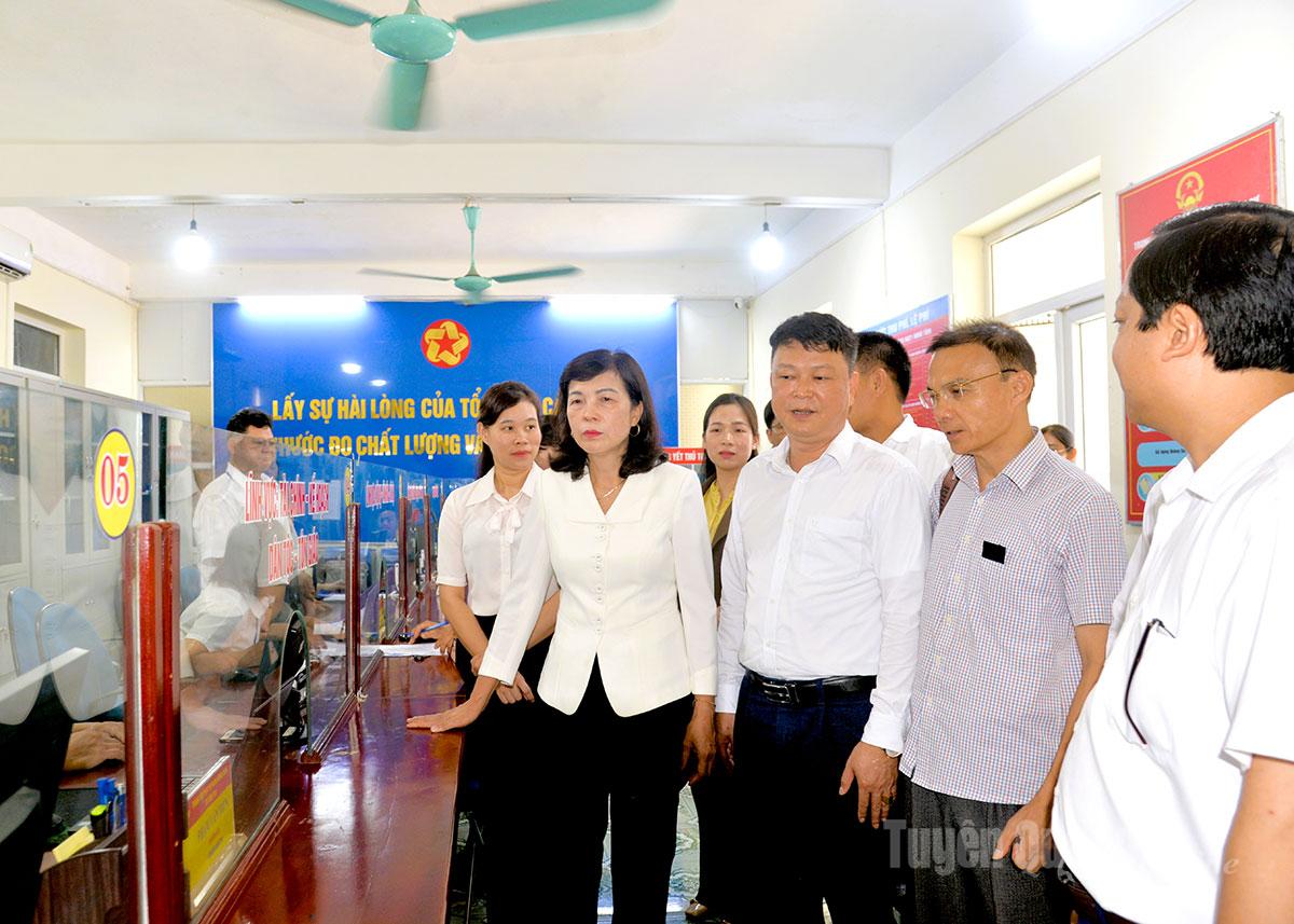 សមមិត្ត Pham Thi Minh Xuan សមាជិកគណៈកម្មាធិការអចិន្ត្រៃយ៍បក្សខេត្ត អនុប្រធានក្រុមប្រឹក្សាប្រជាជនខេត្ត បានចុះត្រួតពិនិត្យមជ្ឈមណ្ឌលសេវារដ្ឋបាលសាធារណៈឃុំ Vinh Tuy។