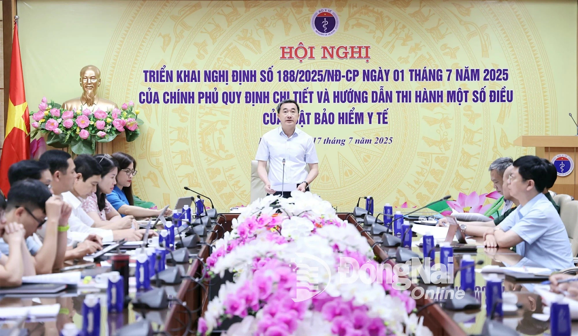 รองรัฐมนตรีว่าการกระทรวงสาธารณสุข ตรัน วัน ทวน เป็นประธานการประชุม ณ สะพานกระทรวงสาธารณสุข ภาพโดย: ตรัน มินห์