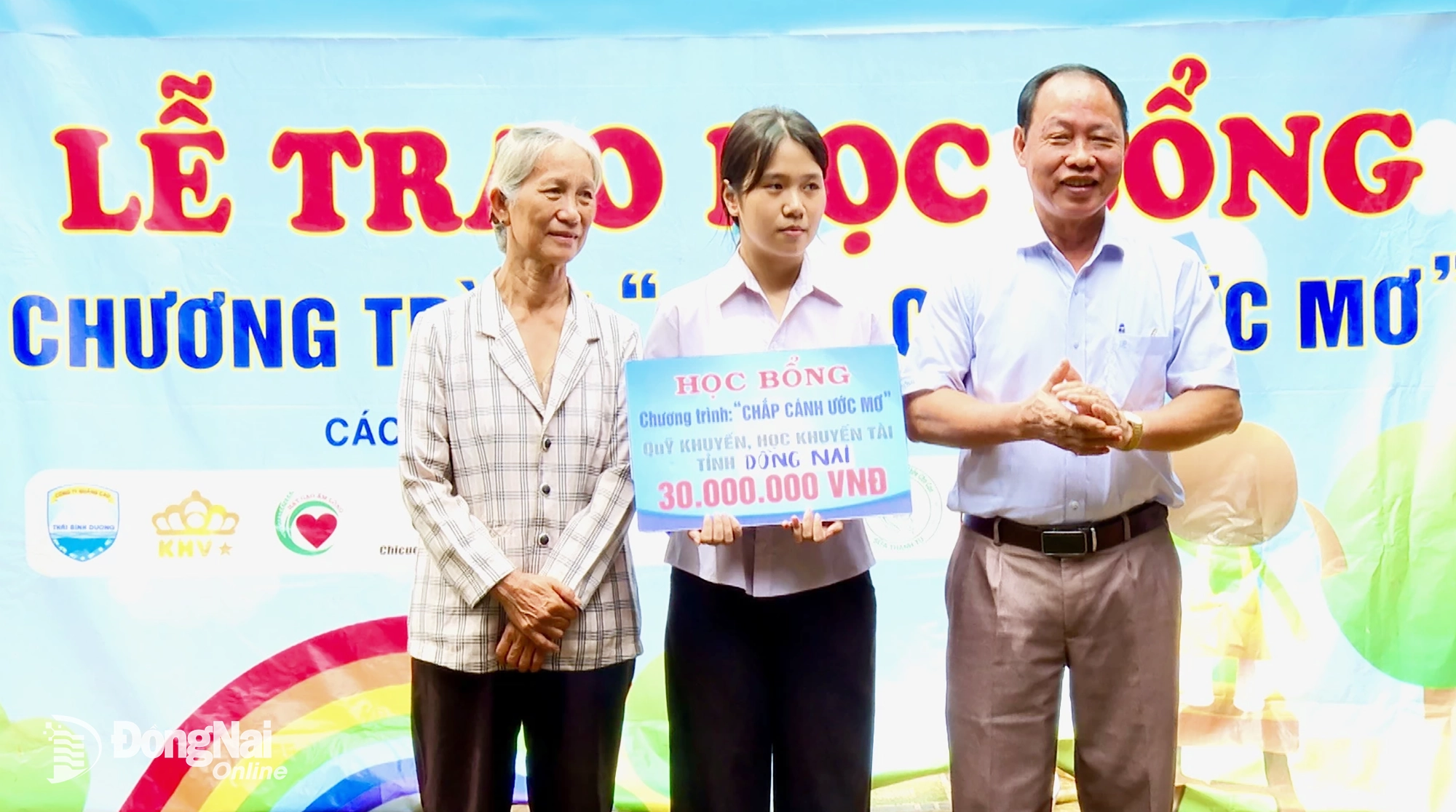 Ông Lê Hải Đăng, Phó chủ tịch Hội Khuyến học tỉnh Đồng Nai trao học bổng của Quỹ Khuyến học khuyến tài trị giá 30 triệu đồng cho em Lê Khả Doanh