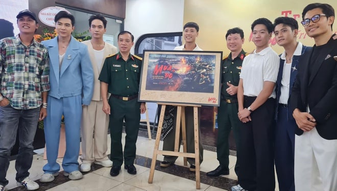 Á hậu Châu Anh, diễn viên Đỗ Nhật Hoàng xúc động tại triển lãm 'Mưa đỏ'- Ảnh 6.