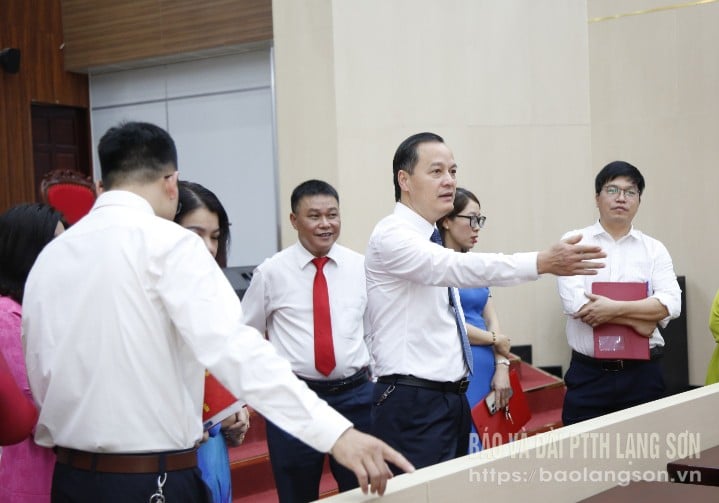Đồng chí Bí thư Đảng uỷ phường Đông Kinh chỉ đạo các đơn vị có phương án vận hành, khai thác hiệu quả công trình