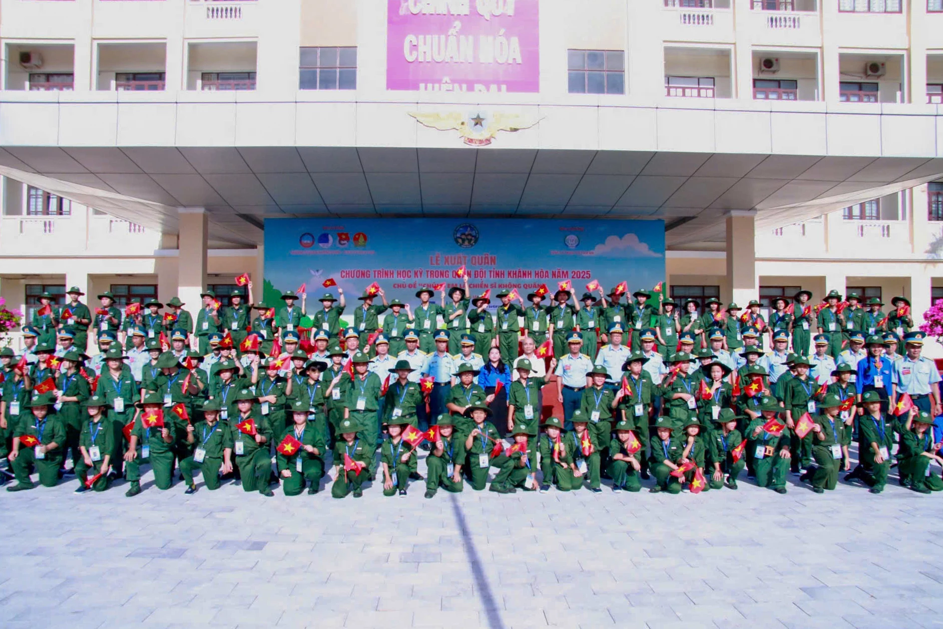 Các học viên cùng đại biểu chụp hình lưu niệm trước khi bắt đầu các hoạt động trong khuôn khổ chương trình.