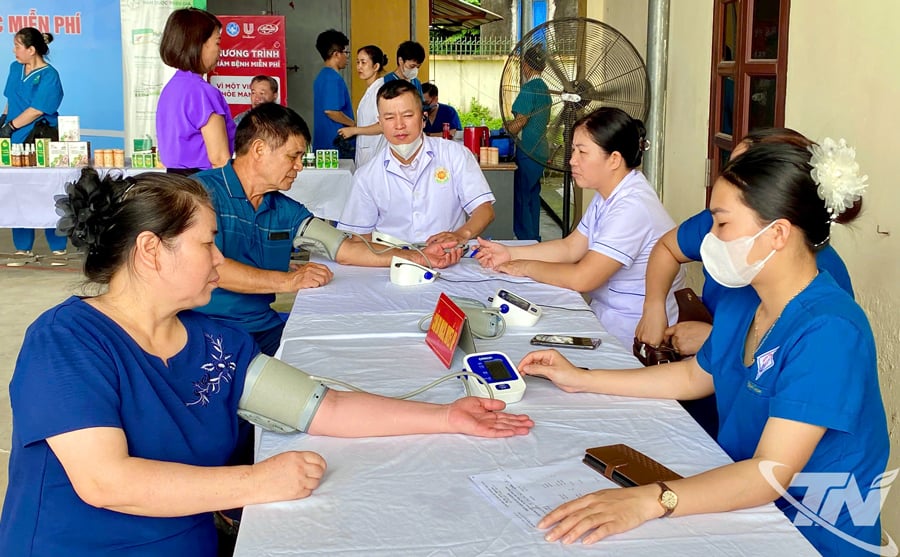 Các y, bác sĩ khám bệnh cho gia đình chính sách, người dân xã Đại Phúc.