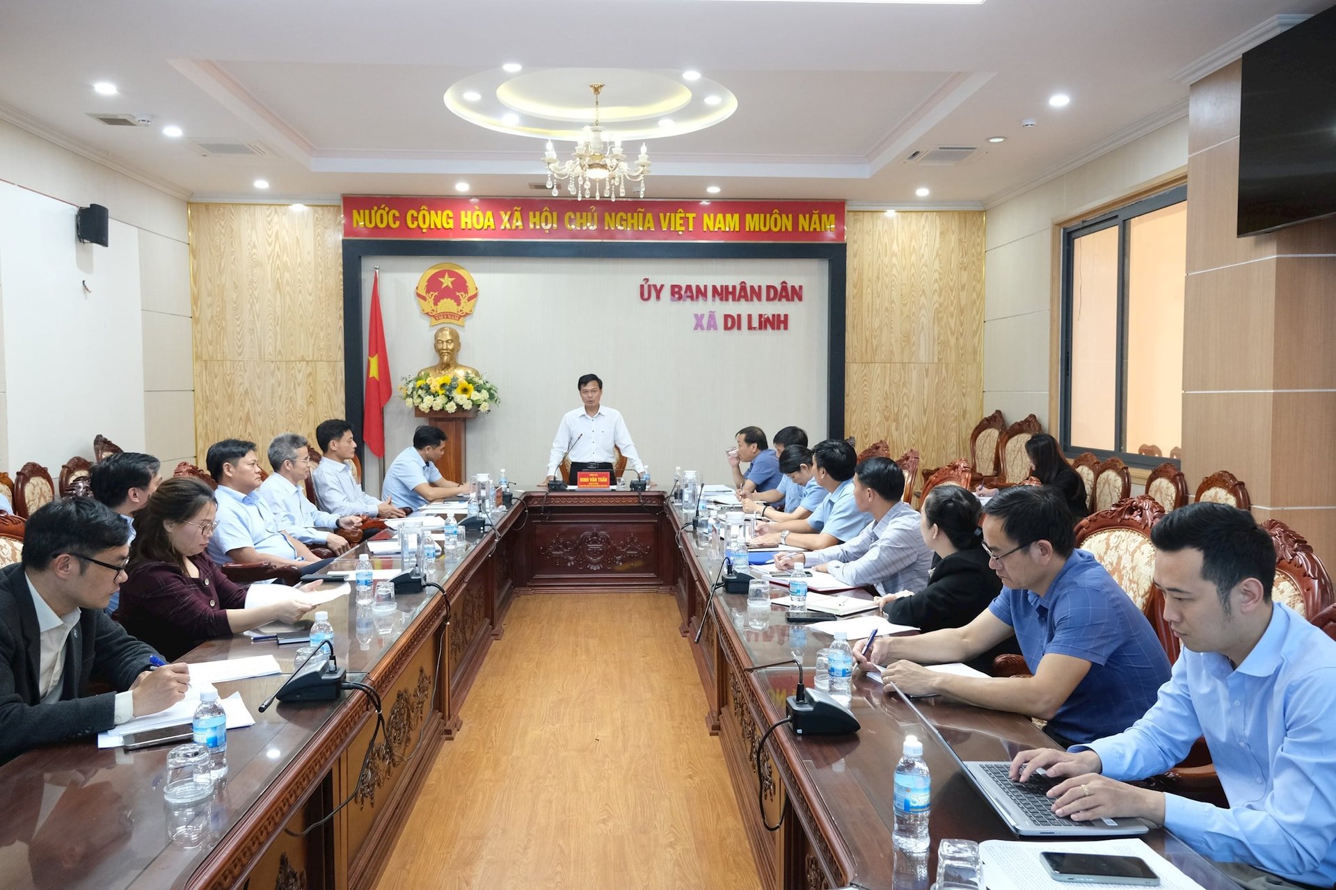 ៣ ទិដ្ឋភាពនៃសម័យប្រជុំការងាររបស់អនុប្រធានគណៈកម្មាធិការប្រជាជនខេត្ត Dinh Van Tuan ជាមួយស្រុក Di Linh