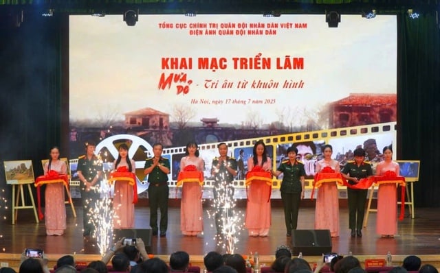 Á hậu Châu Anh, diễn viên Đỗ Nhật Hoàng xúc động tại triển lãm 'Mưa đỏ'- Ảnh 1.