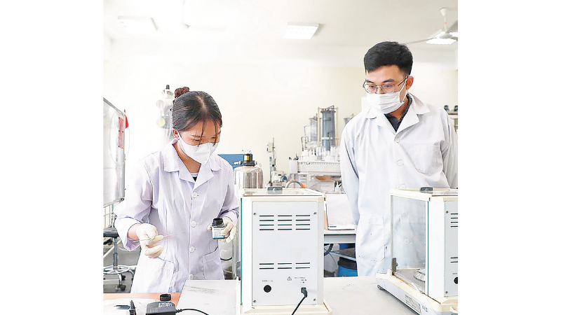 Recherche scientifique dans un laboratoire de l'Université nationale de Hanoï. (Photo : THU HANG)