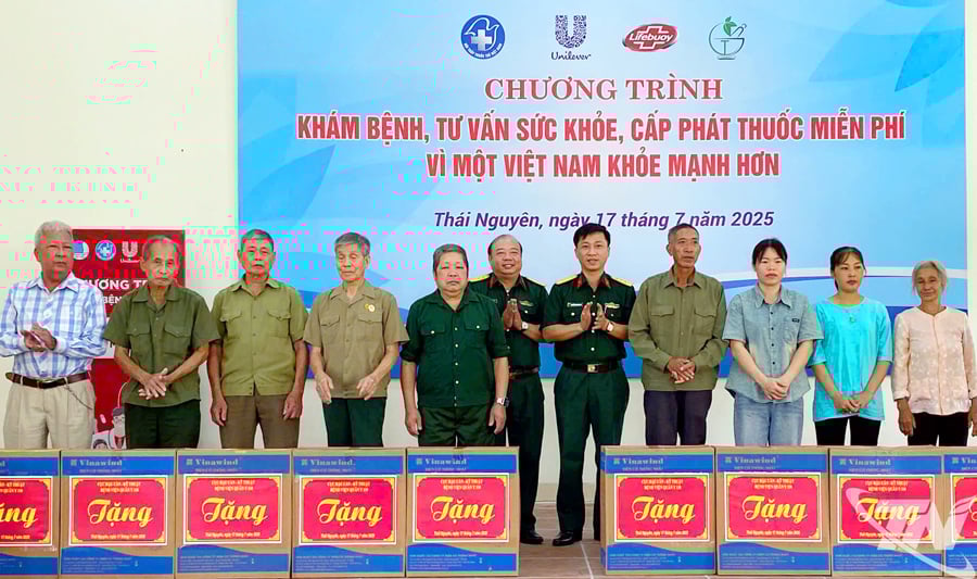 Đại diện các đơn vị tặng quà gia đình chính sách tiêu biểu ở xã Đại Phúc.