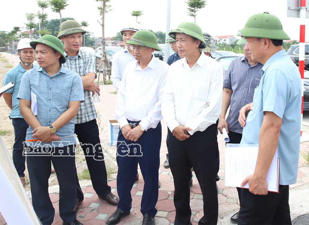 Đồng chí Phó Chủ tịch UBND tỉnh Nguyễn Hùng Nam kiểm tra thực địa dự án.