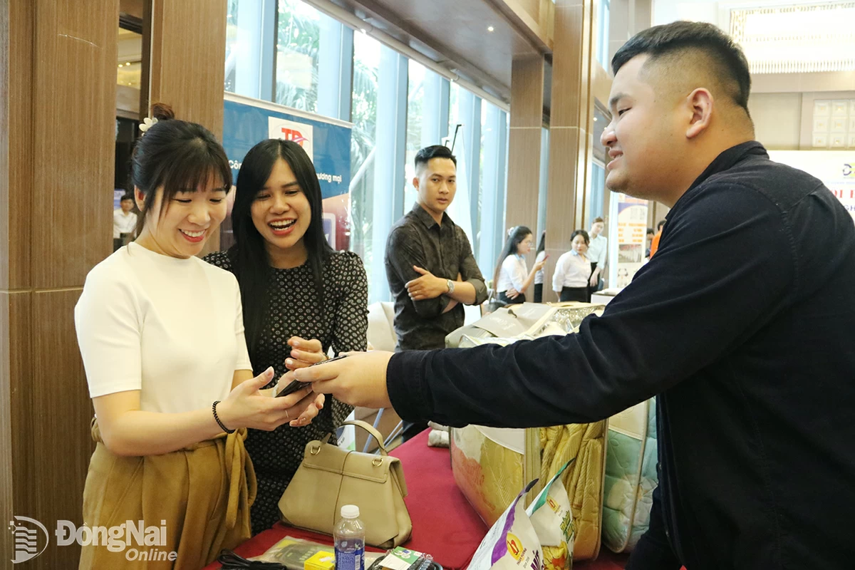 Các sản phẩm của doanh nghiệp Đồng Nai tham gia một chương trình xúc tiến thương mại. Ảnh: V.GIA

