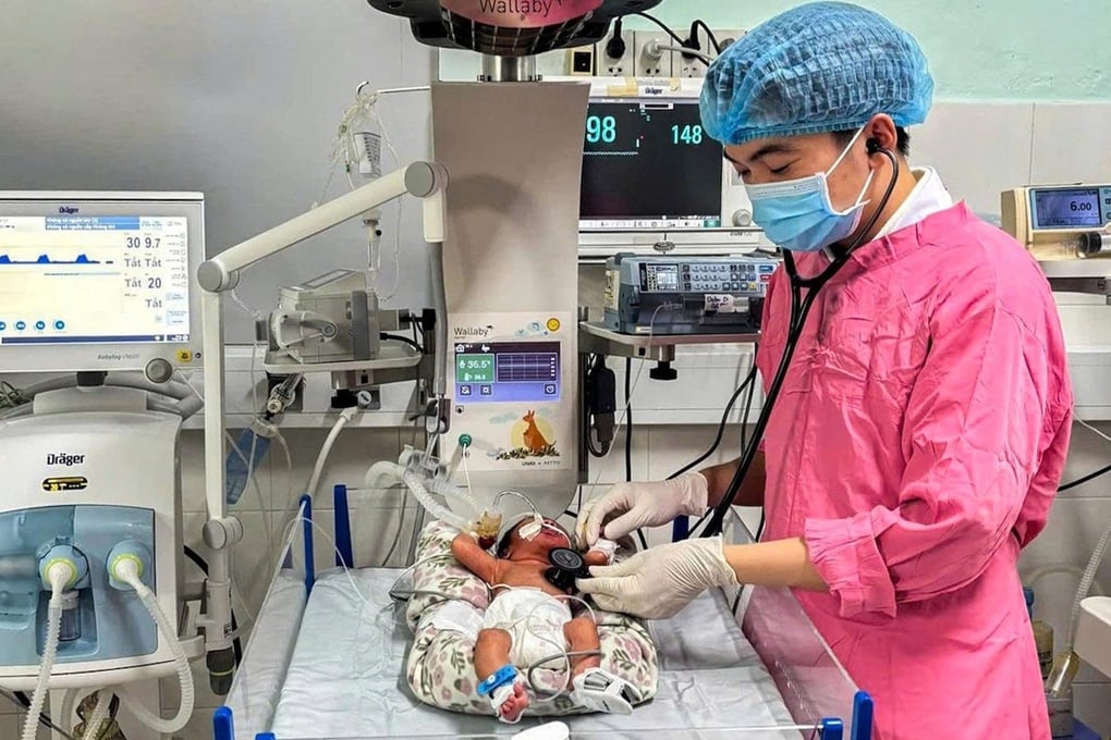 Cứu sống trẻ sinh non 26 tuần tuổi, nặng 0,7kg - 1