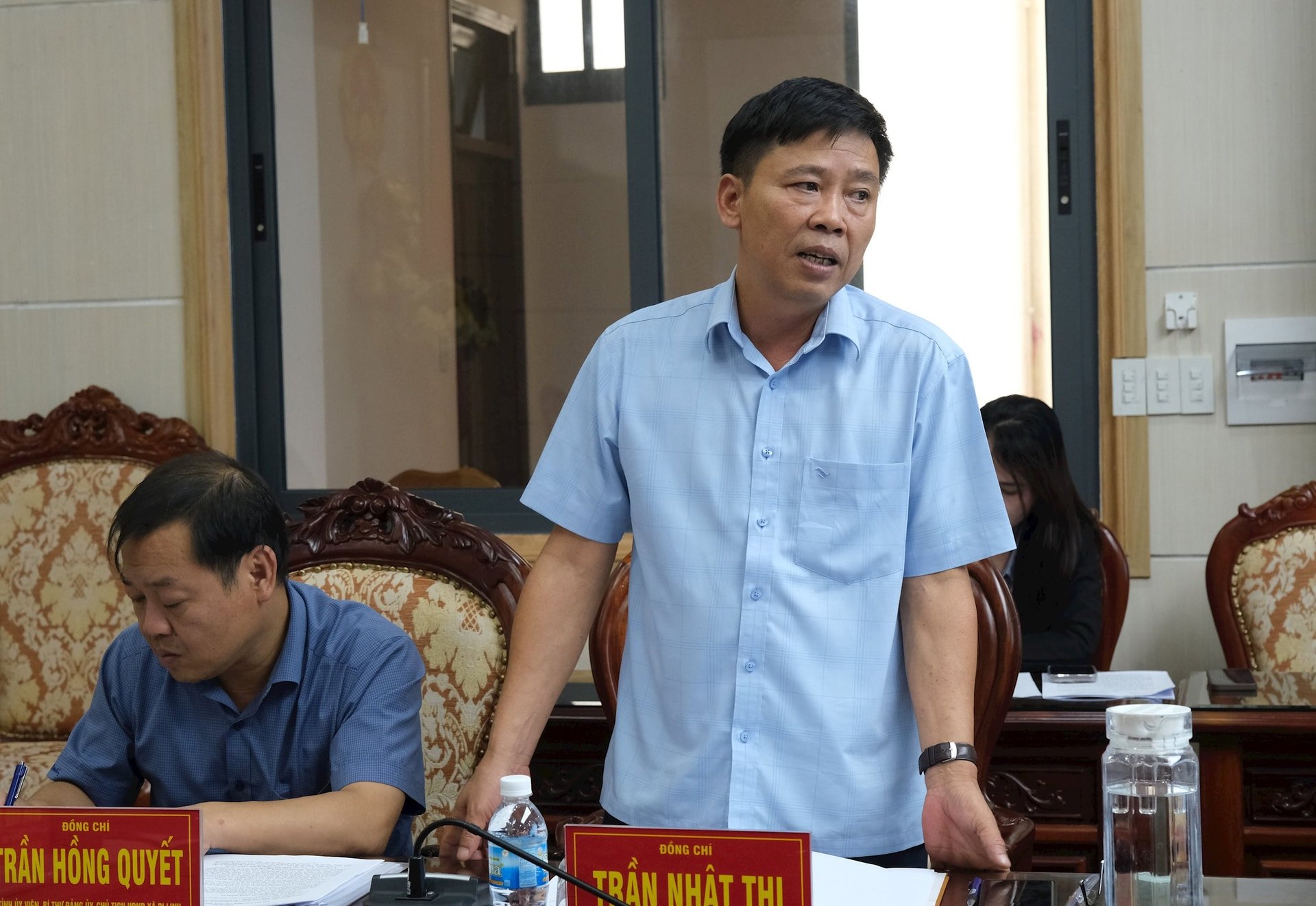 ៣ សមមិត្ត Tran Nhat Thi - ប្រធានគណៈកម្មាធិការប្រជាជនឃុំ Di Linh បានរាយការណ៍នៅក្នុងកិច្ចប្រជុំ