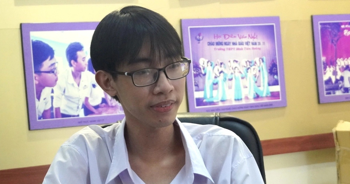 Cậu học trò mang danh hiệu thủ khoa khối A00 lần đầu về ngôi trường xứ biển