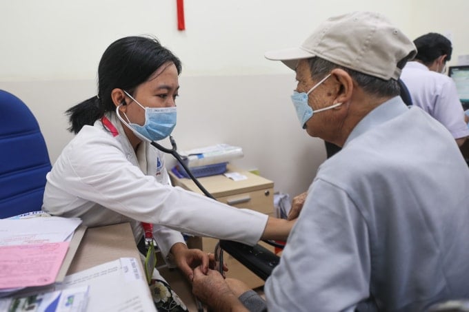 Bác sĩ khám bệnh cho người cao tuổi tại Bệnh viện Ung Bướu TP HCM cơ sở 2. Ảnh: Quỳnh Trần