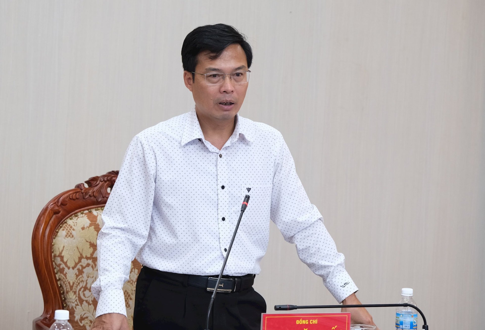 ៣ អនុប្រធានគណៈកម្មាធិការប្រជាជនខេត្ត Dinh Van Tuan ថ្លែងសុន្ទរកថាបញ្ចប់កិច្ចប្រជុំ